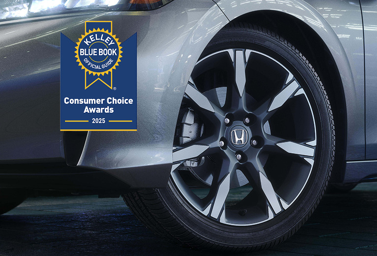 Wheel detail of a 2025 Honda Civic Hatchback, with Kelley Blue Book Consumer Choice Award logo on the top right corner.